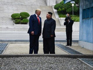 Trump zet voet op Noord-Koreaans grondgebied als eerste Amerikaanse president