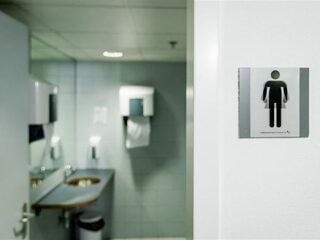Dit is waarom je geïrriteerd raakt als het over genderneutrale toiletten gaat