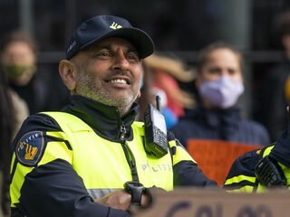 Hoe bereidt de politie zich voor op de jaarwisseling? En wat te doen aan rellende jongeren?