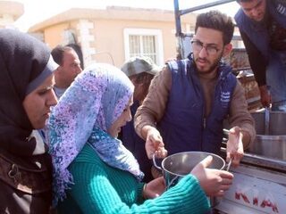 ’Met 16 trucks vol noodhulp Oost-Ghouta ingegaan’