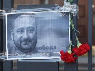 Bizar: vermoorde Russische journalist leeft nog, zette eigen dood in scene