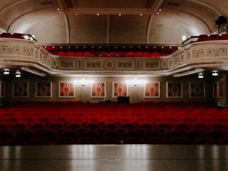 'De kans dat je in een theater besmet raakt is kleiner dan de kans op een volwassen debat tussen Trump en Biden'