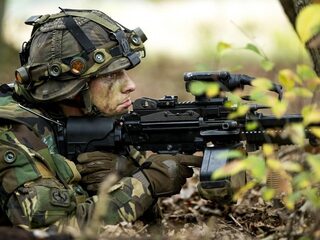 Strengere regels voor praten met pers en parlement: 'Militairen voelen zich beperkt'