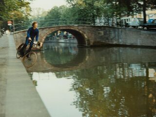 Waarom Bas Jan Ader de gracht in fietste