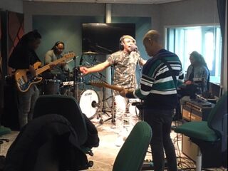 Een Facebookberichtje bracht de Soedanese Mo Ali en de Bob Marley tributeband Rootsriders samen