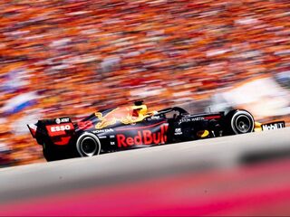 Verstappen wint in Oostenrijk na inhaalrace