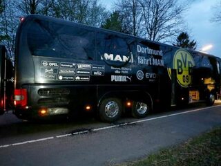 'Het gaat niet om een hooligan die wat vuurwerk naar de bus heeft gegooid'