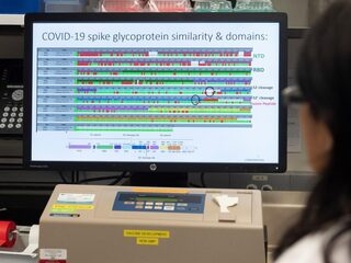 Podcast De Dag: 'Farmaceutische concerns moeten corona-kennis vrijgeven'