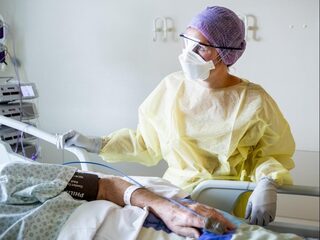 Zorgpersoneel moet als eerste coronavaccin krijgen: 'Zij staan op omvallen'