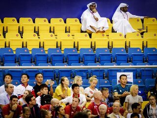 Lege tribunes bij turnevenement in zandbak