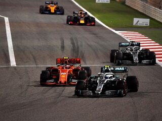 Hamilton wint in Bahrein na motorpech Leclerc