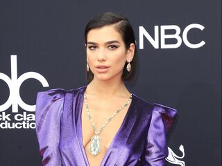 Hoe Dua Lipa jonge Kosovaren uit hun isolement haalt
