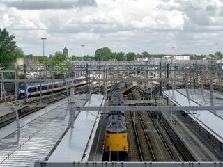 Podcast De Dag: Hoe kunnen we het groeiende aantal reizigers aan?