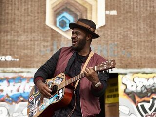 Rivelino Rigters, van rotjoch tot rapper