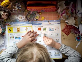 GGZ Psycholoog Tijink vreest achterstanden bij kinderen: 'Opening school goed nieuws voor kinderen'