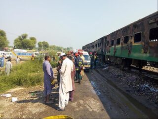 Tientallen doden na brand in Pakistaanse trein