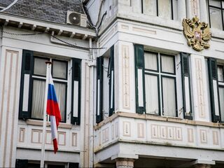 Russische ambassade valt journalisten aan op Twitter: 'Dat je het lef hebt'