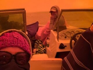 Op de vlucht voor het vuur: duizenden Australiërs naar het strand