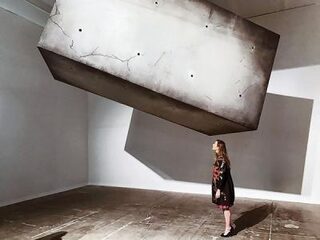 Zwevende betonblokken bij Studio Drift