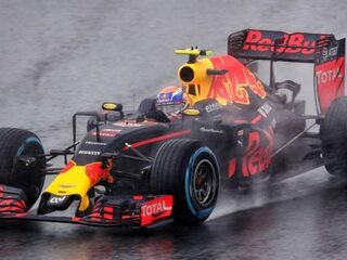 Verstappen knap naar derde plek op kletsnat circuit