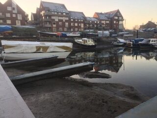 Waterpeil Maas daalt na aanvaring schip met brug bij Grave