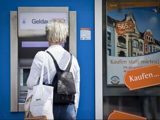 Ga je naar het buitenland? Let dan goed op als je geld wil opnemen!