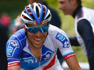 Pinot wint etappe, Dumoulin houdt schade beperkt