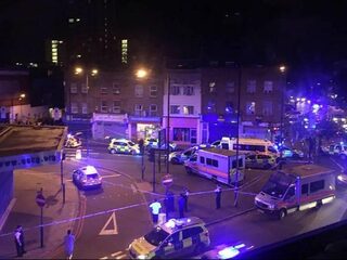 Aanslag met busje op moskeegangers in Londen; 1 dode en 10 gewonden