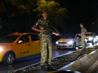 Angst op vliegveld Istanbul: 'Ik wil gewoon weg, maar dat kan niet'