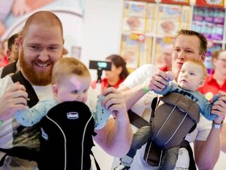 Europese Commissie: 'Geef nieuwe vaders 10 dagen vrij'