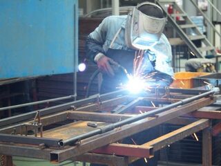 Deze academicus kent de machteloosheid van de fabrieksarbeider uit eigen ervaring