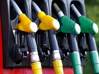 'Overheden moeten accijns op benzine verhogen'