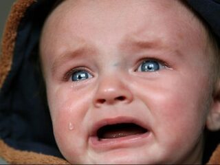 Drinken, dansen en een baby verzorgen