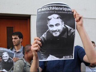 Twee agenten vervolgd voor dood Mitch Henriquez