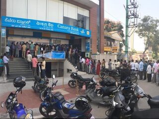 Indiërs uren in de rij voor nieuwe bankbiljetten