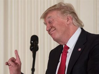 Kan Trump met 1 druk op de rode knop een kernoorlog ontketenen?