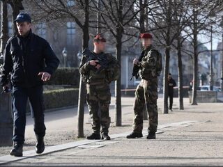 Gewapende man neergeschoten bij Louvre in Parijs