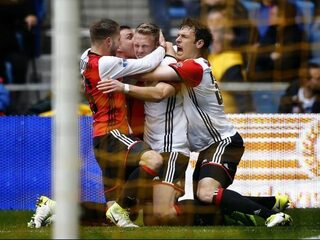 Feyenoord zet grote stap richting landstitel, Ajax kopje onder in Eindhoven