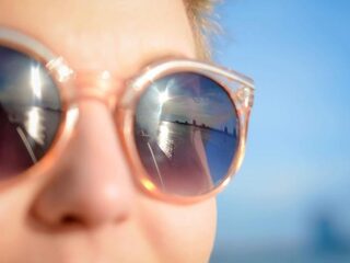 Waarom die UV-stickertjes op je zonnebril misschien niet zo veel zeggen