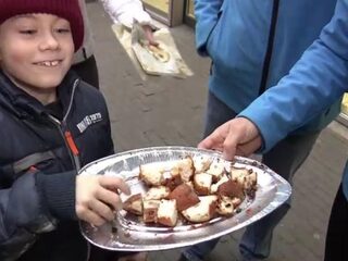 In het riool zie je waarom oliebollenvet niet door de gootsteen moet