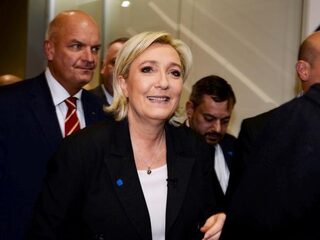 Journalist hardhandig naar buitengegooid na vraag aan Le Pen