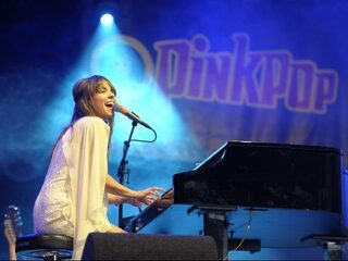 Zangeres Laura Jansen helpt vluchtelingen in Griekenland: 'Het zijn lieve, vermoeide, hardwerkende mensen'