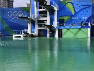 Trending: Olympisch waterpolobad nu groen en troebel