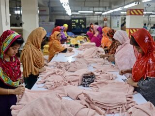 Hoe het komt dat de verkiezingen in Bangladesh van dit weekend waarschijnlijk weinig invloed hebben op de kledingindustrie