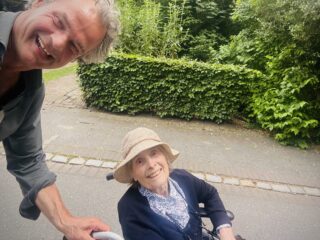 Tineke (87) breekt heup na een val. Maar hoe ga je verder? 'Als ik thuis ben ga ik dansen'