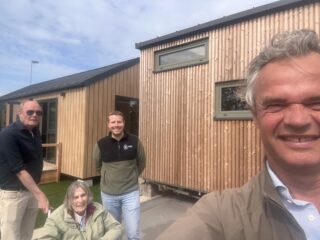 Na een gebroken heup zoekt Tineke (87) naar een nieuwe woonplek: 'Een Tiny House? Ik zie dat wel zitten'