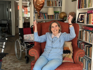 Tineke (87) mag na haar gebroken heup eindelijk naar huis, maar dan schiet ze vol: 'Waarom moet je huilen?'