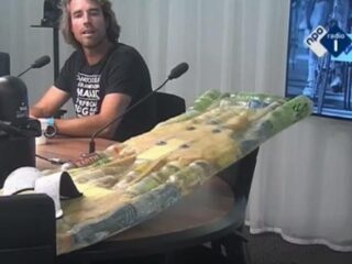 Met een kitesurfboard van plastic flesjes de Noordzee over