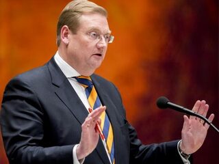 Minister van der Steur stapt op om bonnetjesaffaire