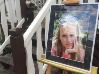 Tranen en bloemen bij herdenking Romy (14) Hoevelaken